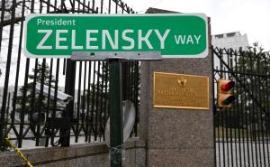 FOTO: AA / Tabla "Put predsjednika Zelenskog" ispred Ambasade Rusije